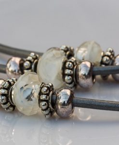 Læderkæde med perler