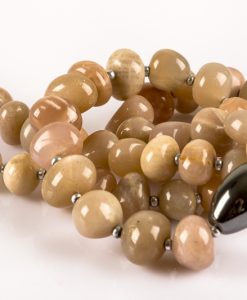 halskæde i ferskenfarvet perler