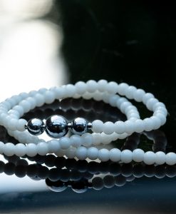 halskaede i hvide perler