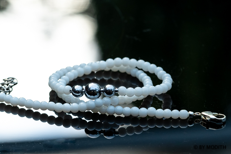 halskaede i hvide perler