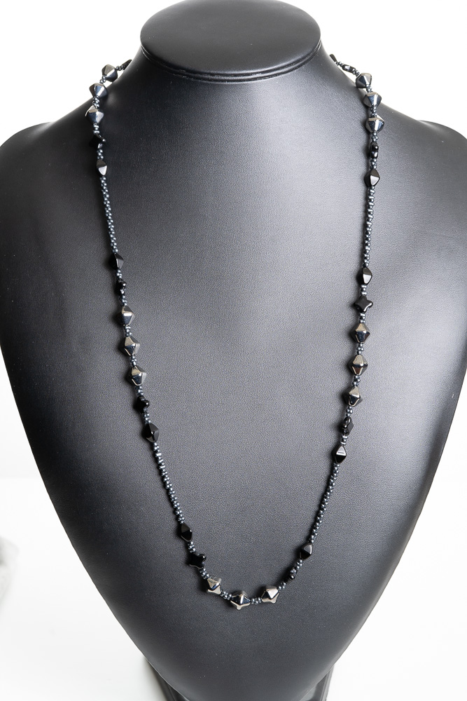 lang halskaede i sorte perler