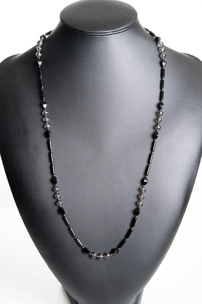 Lang halskæde med et mix af perler i sort