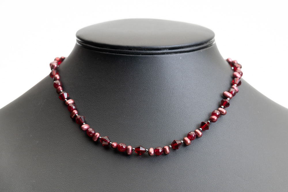 halskæde med røde perler
