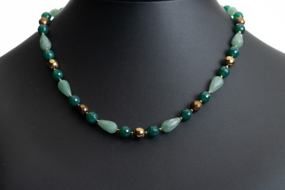halskaede med groen jade stens perler